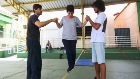 Aulas de slackline trabalham autoestima e transformam vida de alunos da APAE