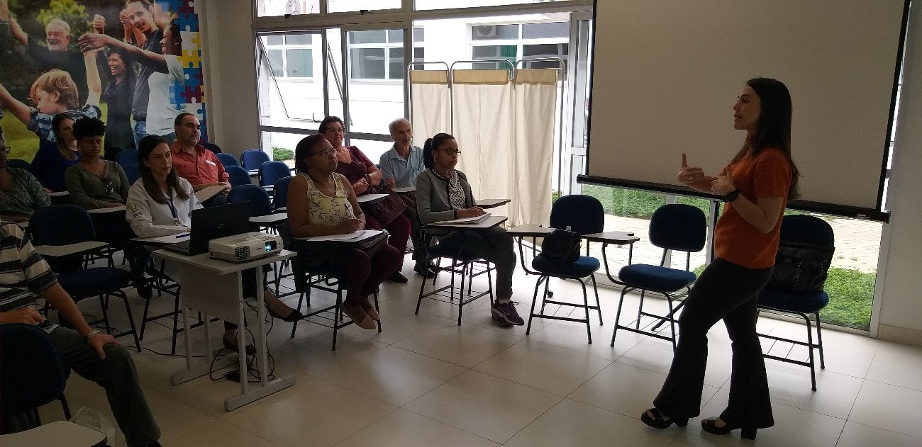 Advogada da APAE-BH faz palestra no CER IV de Contagem