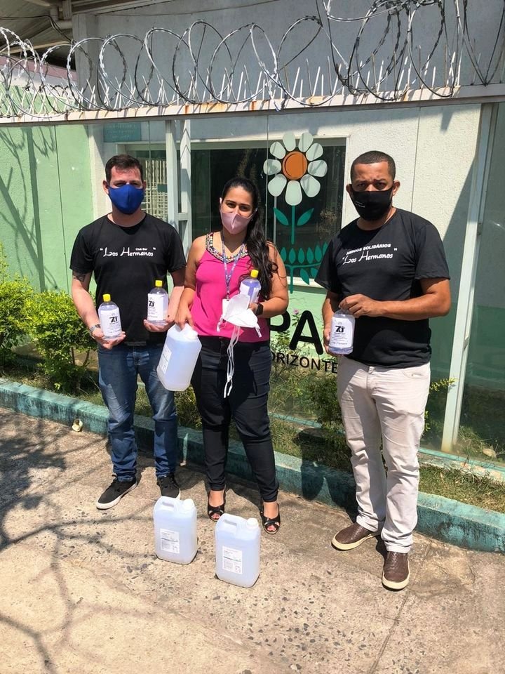 Grupo Solidário Los Hermanos doa álcool em gel e máscaras de tecido à APAE BH