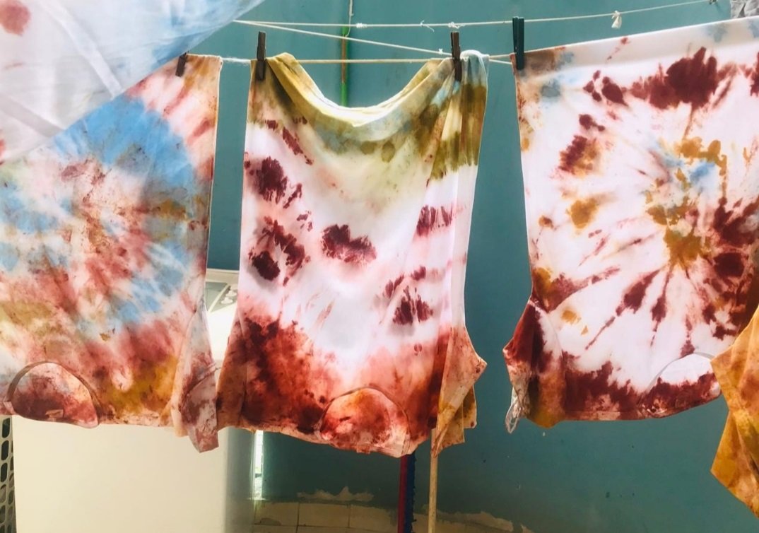 Moradores das Casas Lares pintam o 7 fazendo “Tie Dye”